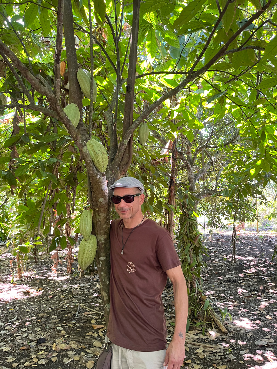 Roberto Malin in una piantagione di cacao
